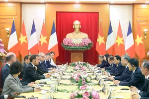Le secrétaire général du Parti communiste du Vietnam, To Lam, reçoit le président français Emmanuel Macron, en visite d’État au Vietnam, au siège du Comité central du Parti, le 26 mai 2025. (Photo : VNA)
