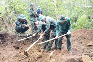 Khanh Hoa : une opération en montagne pour retrouver les restes de trois soldats tombés pour la Patrie