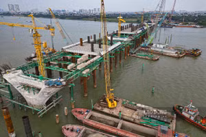 [En images] À Hanoï, le pont Tran Hung Dao prend progressivement forme