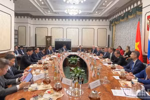 Le membre du Bureau politique et secrétaire du Comité du Parti de Hanoï, Tran Duc Thang s’entretient avec Dmitri Zverev, secrétaire d’État et vice-ministre russe des Transports. Photo: NDEL