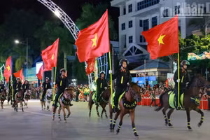 À Lang Son, fanfare et police montée célèbrent la Fête nationale