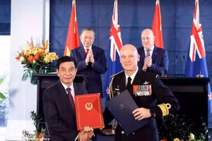 Le secrétaire général et président Tô Lâm (à gauche, deuxième plan) et le Premier ministre néo-zélandais Christopher Luxon supervisent l’échange de documents de coopération entre le Vietnam et la Nouvelle-Zélande. Photo : VNA. 