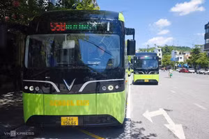 À Quang Ninh, des bus électriques gratuits pour conduire les élèves à l’école