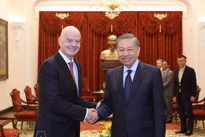 Le secrétaire général du Parti et président vietnamien, Tô Lâm (droite), et le président de la Fédération internationale de football association (FIFA), Gianni Infantino, présent dans la capitale vietnamienne pour assister à la finale retour de l’ASEAN Cup 2026 entre le Vietnam et la Thaïlande. Photo: VNA 