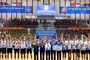 Remise des prix du Tournoi de volley-ball des armées de l'ASEAN élargi 2026. Photo : VNA. 