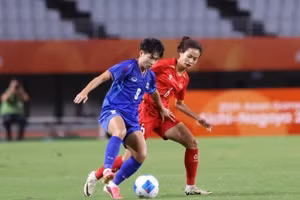 Une joueuse vietnamienne dispute le ballon à une joueuse thaïlandaise. Photo : thanhnien.vn 