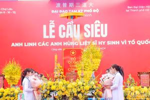 Douze jeunes officiants déposent des fleurs sur l’autel cérémoniel.