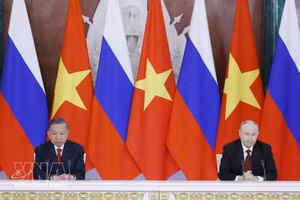 Le secrétaire général du Comité central du Parti communiste du Vietnam et président To Lam (à gauche), et le président russe Vladimir Poutine, lors de la conférence de presse conjointe à Moscou le 9 septembre 2026. Photo : VNA. 