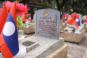 L’histoire d’une tombe commune au cimetière international Vietnam-Laos