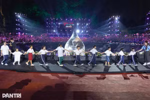 Le spectacle « Solidarité du Sud – Accompagner les enfants sur le chemin de la vie », organisé conjointement par la Télévision vietnamienne et le journal Thanh Niên, s’est tenu près du monument de la Goutte d’eau.