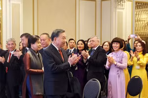 [En Images] Le SG du PCV et président To Lam rencontre des représentants de la communauté vietnamienne en Europe