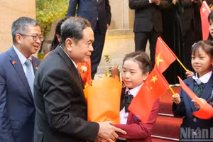 Le président de l’Assemblée nationale du Vietnam, Tran Thanh Man, avec des enfants et la communauté des Vietnamiens en Chine, à Pékin, le 11 octobre. Photo : NDEL 