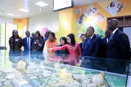 Le président de l’Assemblée nationale de Côte d’Ivoire se rend à l’Université nationale d’agriculture du Vietnam. Photo: VNA
