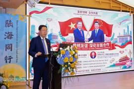 Le consul général du Vietnam à Chongqing, en Chine, Bui Nguyen Long, prend la parole lors du Forum d'échanges diplomatiques – Convergence du commerce international 2026. Photo : baoquocte.vn