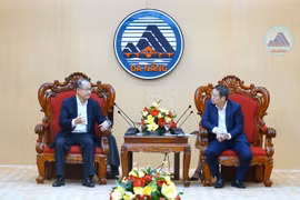 Le président du Comité populaire de la ville de Da Nang, Nguyen Manh Hung (à droite), et le Dr Jonathan Choi, président du groupe Sunwah. Photo" baodautu