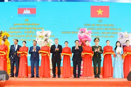 Lors de la cérémonie d'inauguration officielle de la paire de postes-frontières routiers internationaux de Khanh Binh - Chrey Thom. Photo: 