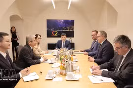 L'ambassadeur du Vietnam en Allemagne Nguyen Dac Thanh travaille avec le ministre-président du Land de Thuringe, Mario Voigt. Photo : VNA.