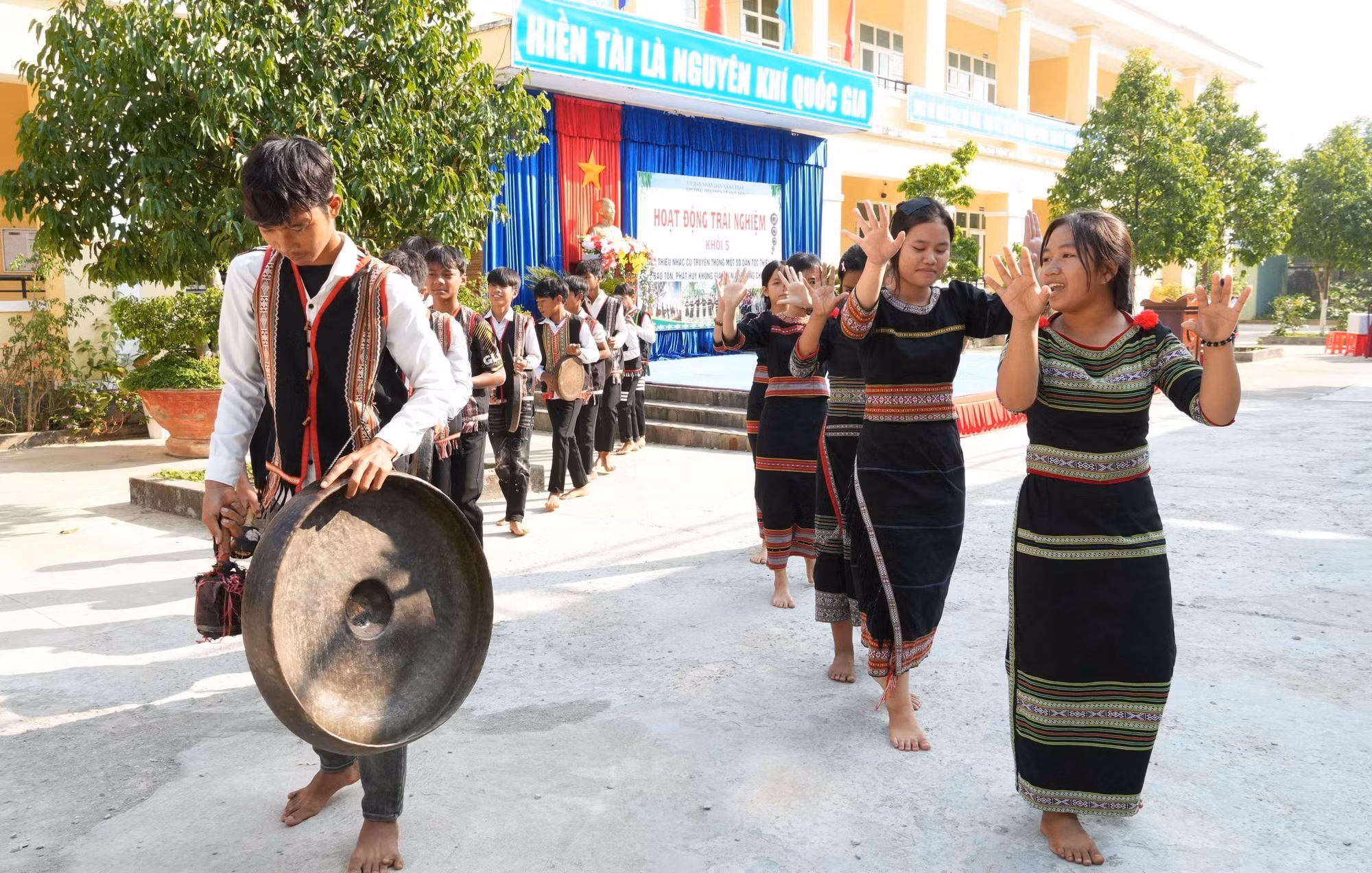 La troupe de gongs de l'école primaire et collège de Sa Binh compte aujourd'hui plus de 60 jeunes filles et 14 garçons capables d'interpréter le répertoire traditionnel des gongs et de la danse xoang. Photo : baotintuc.