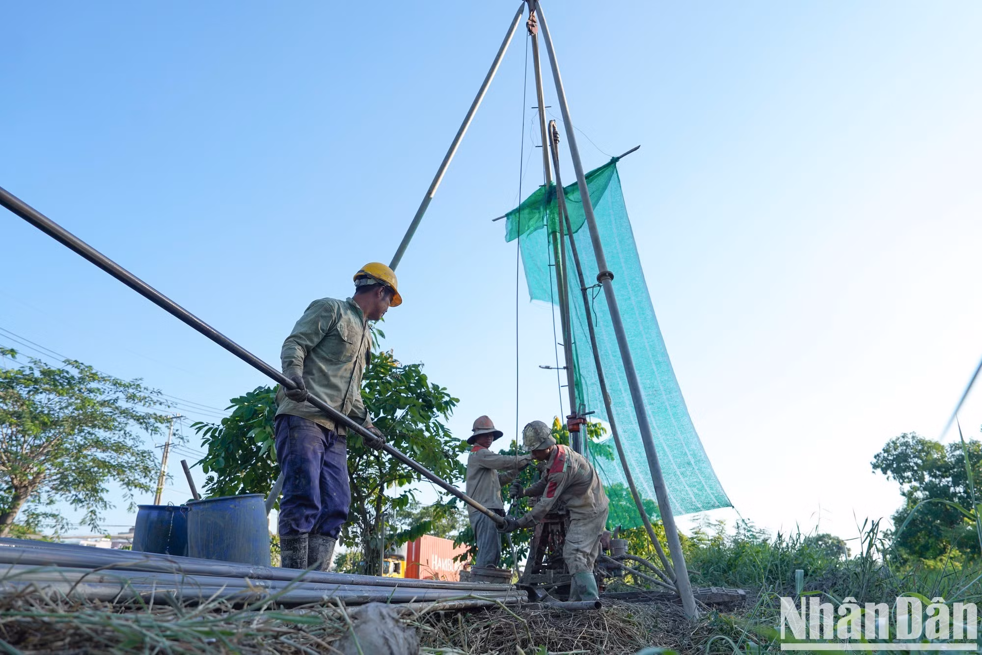 Des équipes composées de dizaines d’ouvriers et d’ingénieurs réalisent des forages pouvant atteindre 100 mètres de profondeur tout au long de l’avenue Nguyen Van Linh afin d’analyser la nature des terrains qui accueilleront les futures infrastructures. Photo : NDEL