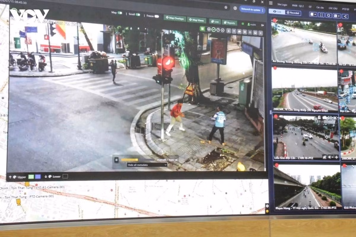 L’ensemble des informations affichées est transmis en direct depuis le Centre de gestion de la circulation de Hanoï. Le système est connecté au réseau de caméras de surveillance, aux dispositifs de collecte des données de circulation ainsi qu’à plusieurs autres sources d’information, lui permettant de suivre en permanence l’évolution du trafic sur l’ensemble du réseau routier. Photo : Police municipale de Hanoï.