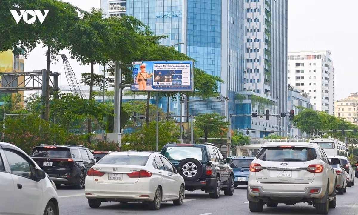 Les premières observations effectuées dans la matinée du 15 juillet au carrefour Vo Chi Cong – Nguyen Hoang Ton, l’un des premiers sites équipés, montrent que le système fonctionne de manière stable et actualise les informations en temps réel. Les écrans affichent notamment des alertes en cas d’embouteillage, des consignes de déviation ainsi que des itinéraires alternatifs lorsque certaines voies enregistrent une forte densité de circulation. Photo : Police municipale de Hanoï.
