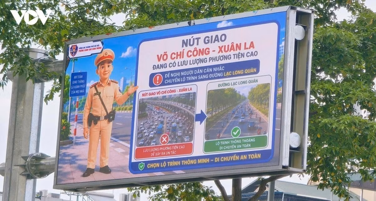 Présentées sous une forme concise et facilement lisible, ces informations permettent aux usagers de les consulter d’un simple coup d’œil en traversant le carrefour. Les conducteurs peuvent ainsi modifier rapidement leur itinéraire afin d’éviter les zones saturées, en particulier aux heures de pointe ou lorsqu’un accident ou un incident perturbe la circulation. Photo : Police municipale de Hanoï.