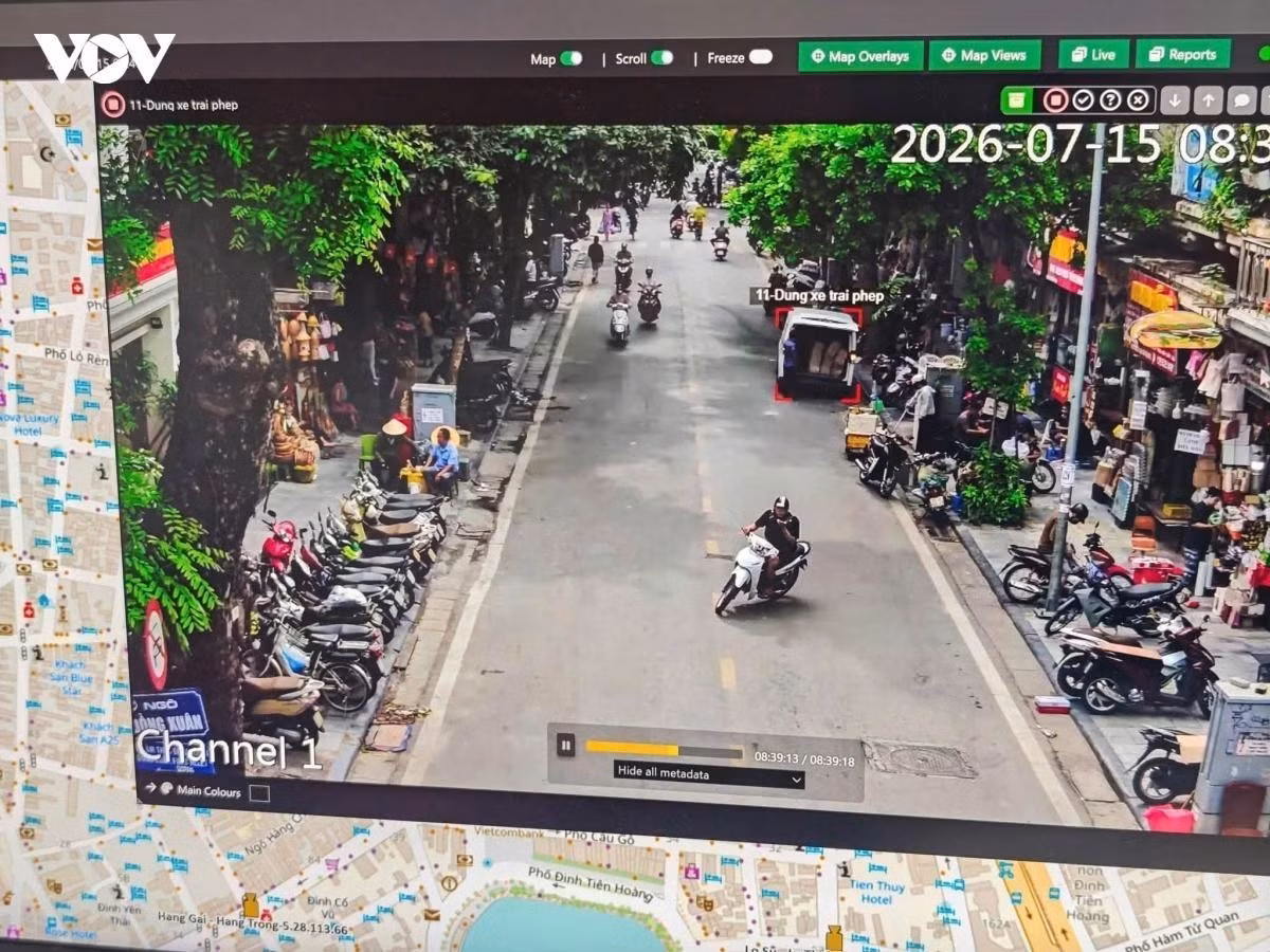 La mise en service de ces 36 panneaux LED constitue une nouvelle étape dans la construction du système de transport intelligent de Hanoï. Associés au réseau de caméras de surveillance, aux feux de circulation automatisés et aux plateformes numériques de gestion du trafic, ils contribueront à améliorer l’efficacité de la régulation de la circulation, à réduire les embouteillages, à optimiser l’exploitation des infrastructures et à faire émerger progressivement un environnement de mobilité plus moderne et plus sûr. Photo : Police municipale de Hanoï.