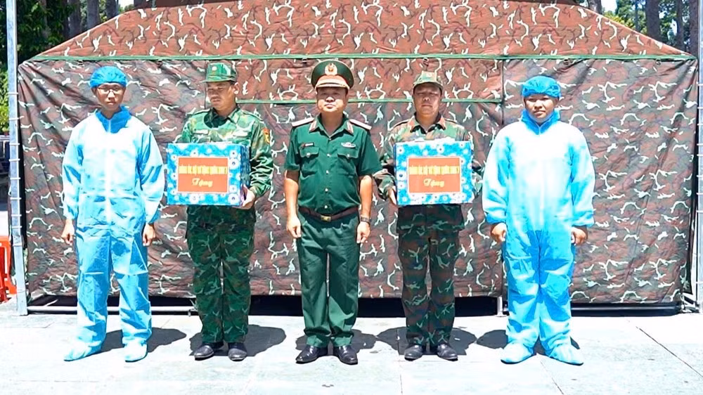 La délégation de la 7e Région militaire rend visite et encourage les équipes en mission au cimetière des soldats morts pour la Patrie de Cu Chi.