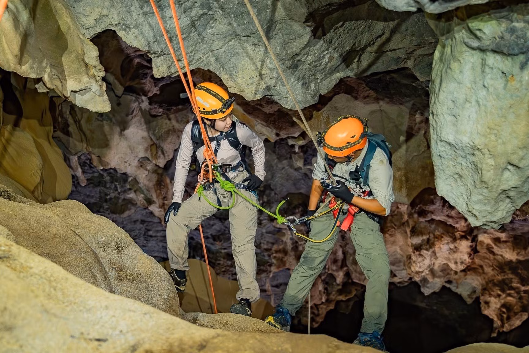 Baptisée "grotte Thang" (Victory Cave) en hommage à l'habitant local qui a permis sa découverte, la nouvelle cavité a été explorée lors d'une expédition de six jours menée début juin par les équipes de Jungle Boss, en collaboration avec la direction du parc national. Photo: Jungle Boss