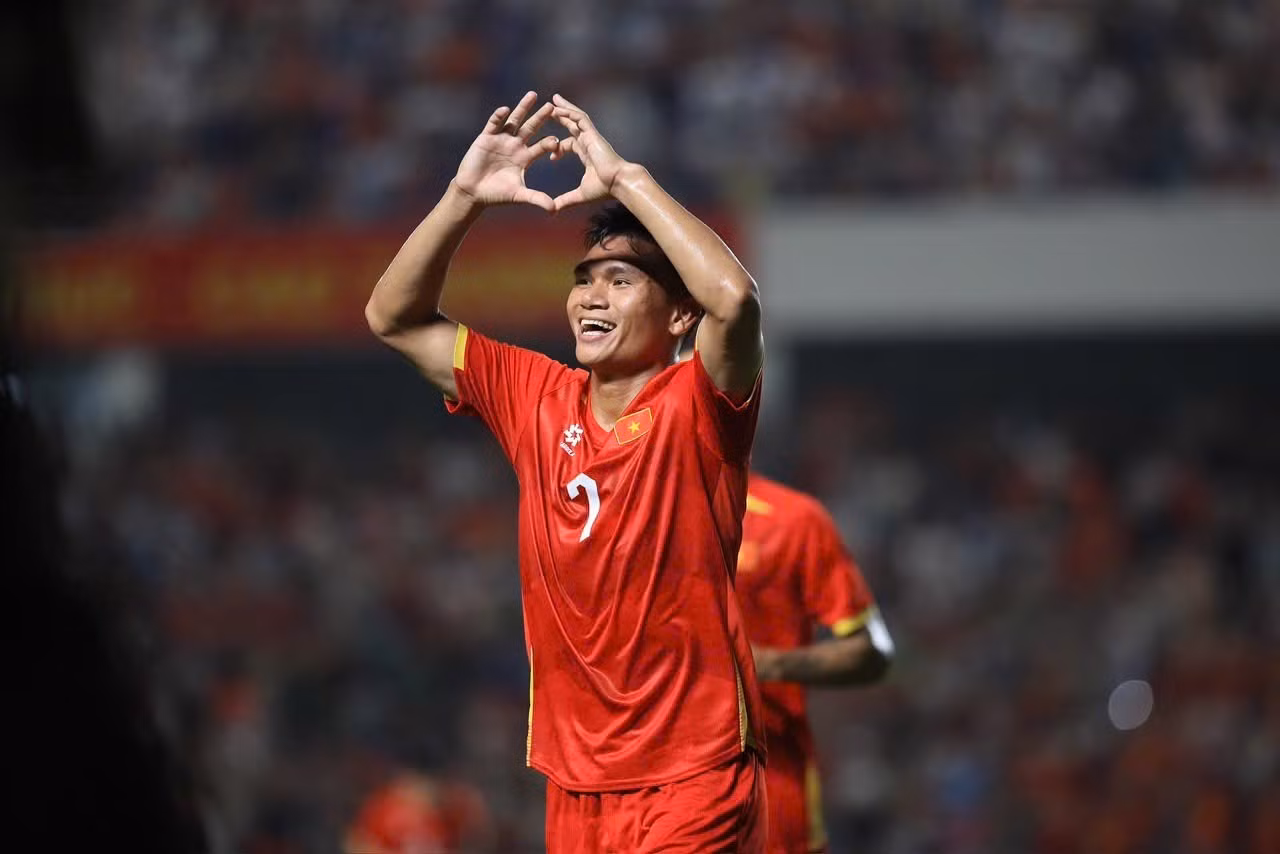 À la 39e minute, les joueurs de Kim Sang-sik ont fait le break sur un coup de pied arrêté, regagnant les vestiaires avec une confortable avance de deux buts. Photo : hanoimoi.
