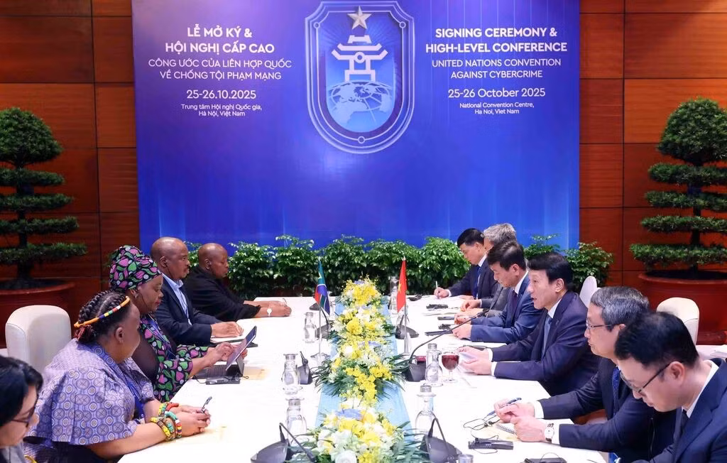 Rencontre entre le général Luong Tam Quang (3e à droite) et la ministre sud-africaine de la Justice et du Développement constitutionnel, Mmamiloko T. Kubayi (3e à gauche), le 26 octobre à Hanoï. Photo : VNA