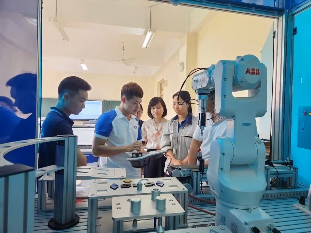 Les établissements d’enseignement professionnel transforment leur gouvernance et renforcent leur coopération avec les entreprises pour adapter leurs formations aux besoins du marché. Photo : VNA
