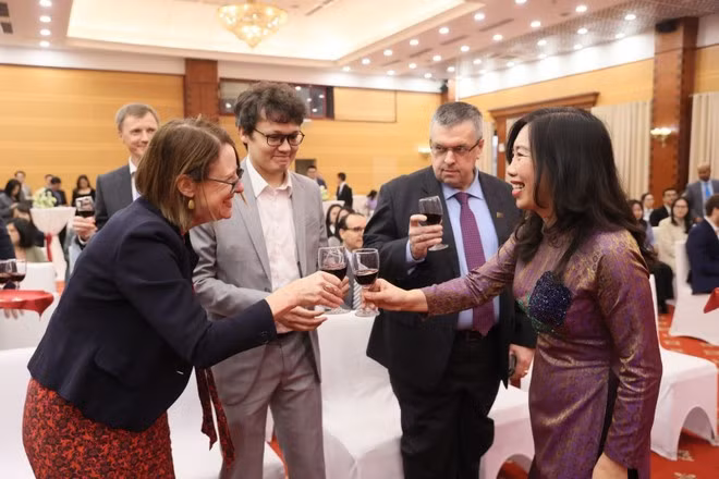 La vice-ministre des Affaires étrangères, Lê Thi Thu Hang, et des délégués. Photo: VNA