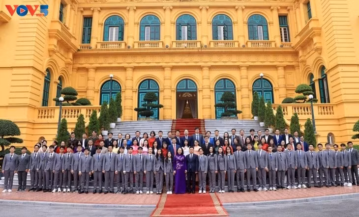 La vice-présidente de la République Vo Thi Anh Xuân aux côtés des jeunes talents. Photo: VOV