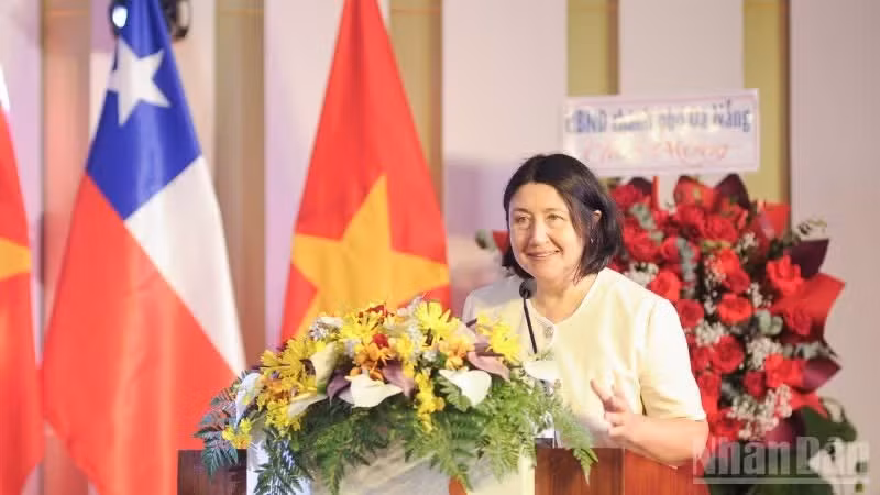 L'ambassadrice du Chili au Vietnam, Nasly Bernal Prado, s'est dite convaincue que le renforcement des relations bilatérales profitera aux deux pays tout en contribuant au rapprochement entre l'Amérique latine et l'Asie du Sud-Est. Photo : NDEL