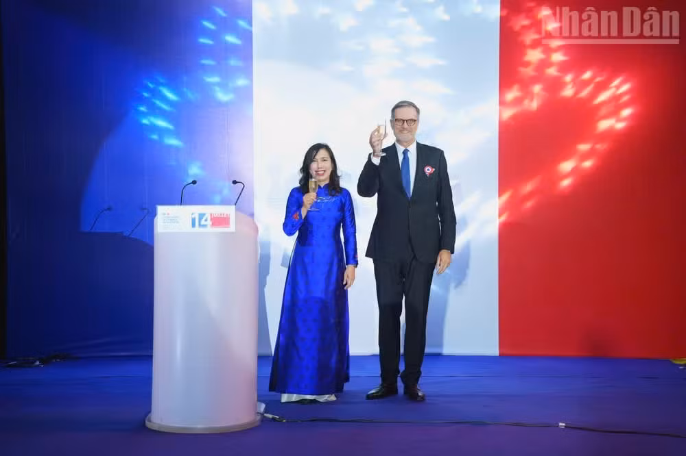 La vice-ministre vietnamienne des Affaires étrangères, Le Thi Thu Hang, et l’ambassadeur de France au Vietnam, Olivier Brochet. Photo: NDEL
