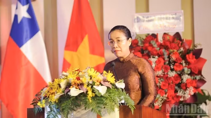 La vice-présidente du Comité populaire de la ville de Da Nang, Nguyen Thi Anh Thi, a exprimé le souhait de poursuivre le renforcement des relations d'amitié traditionnelles et de la coopération intégrale entre le Vietnam et le Chili. Photo : NDEL