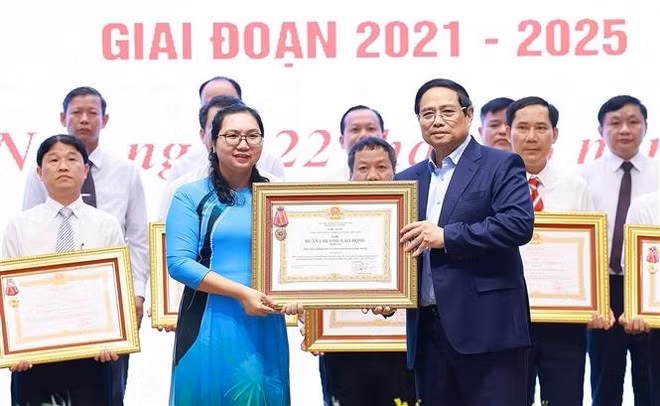 Le Premier ministre Pham Minh Chinh remet les récompenses du Président de l'État et du Premier ministre à 306 collectifs et individus à travers le pays pour leurs réalisations exceptionnelles dans la mise en œuvre des programmes et mouvements. Photo ; VNA