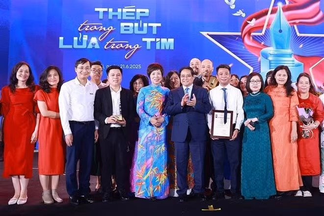 Le Premier ministre Pham Minh Chinh avec les dirigeants de la VNA, les journalistes et les lauréats lors de la cérémonie à Hanoï le 21 juin. Photo : VNA.