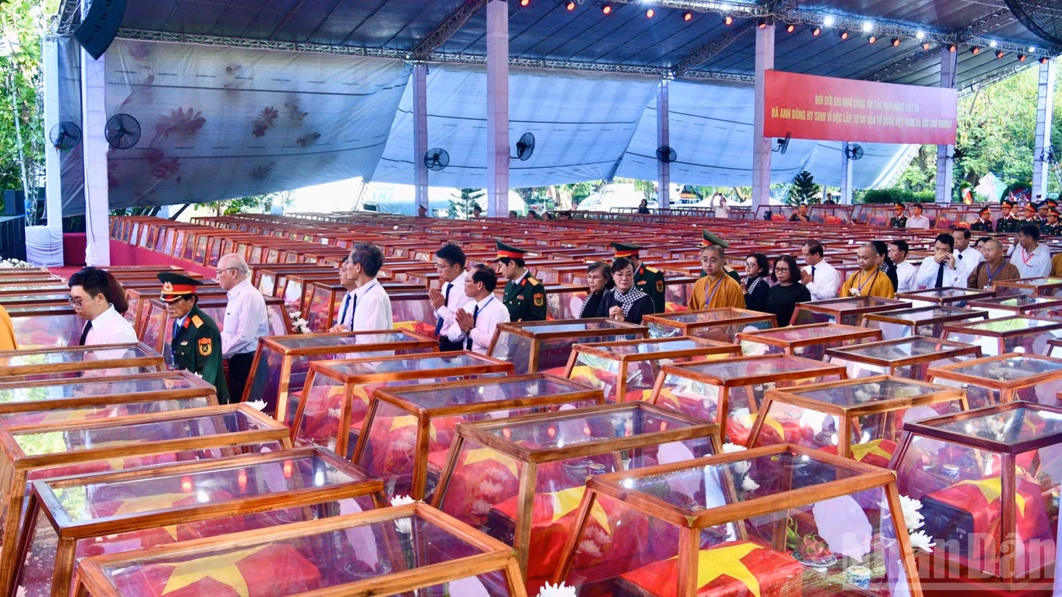 Les cercueils contenant les restes des soldats morts pour la Patrie sont transportés au cimetière des martyrs de Hô Chi Minh-Ville pour y être inhumés. Photo : NDEL.