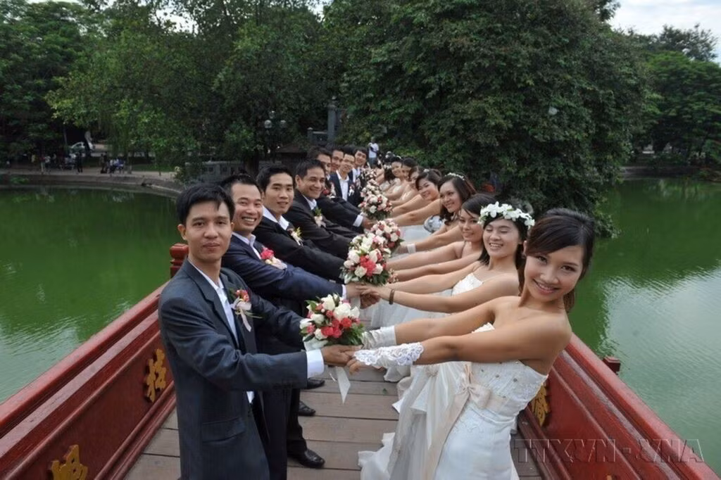 Une cérémonie de mariage collective au lac Hoan Kiem (Hanoï). Photo : VNA