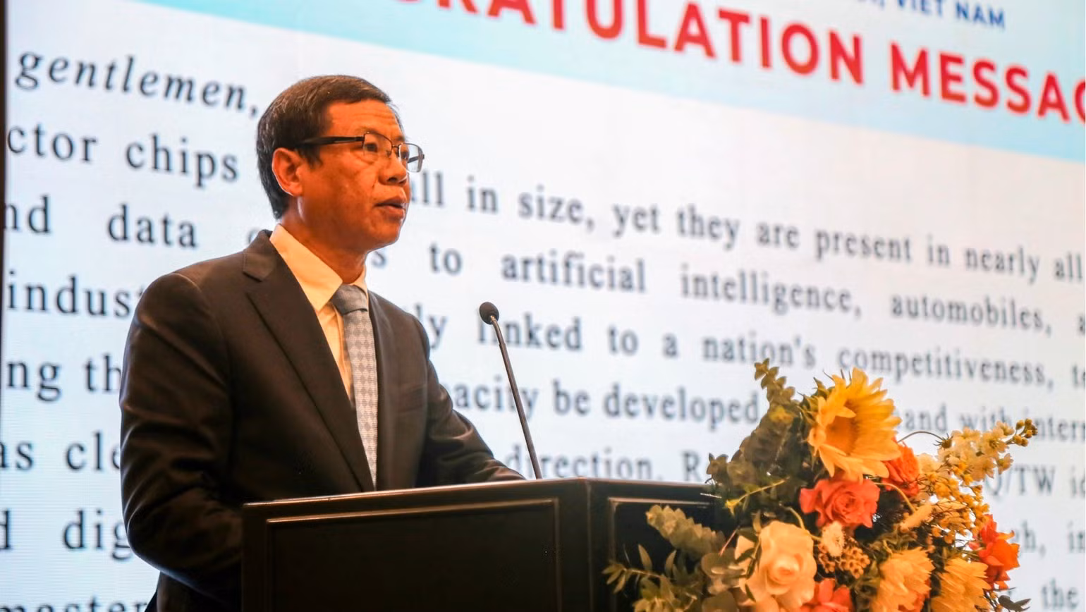 Le vice-ministre vietnamien des Sciences et des Technologies, Le Xuan Dinh, prend la parole lors du symposium. Photo : VJSS