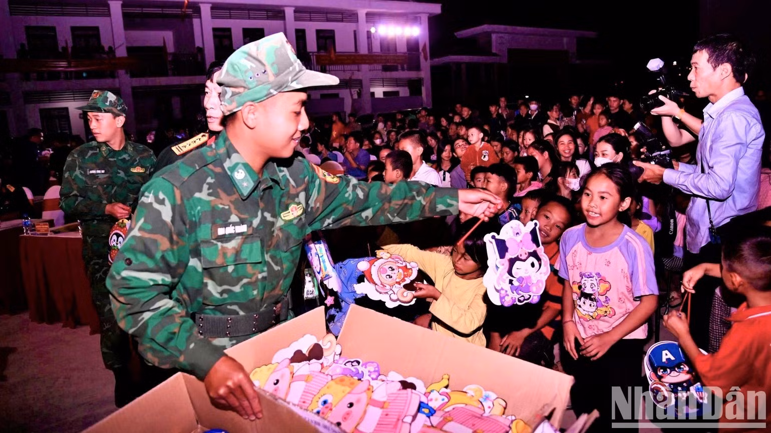 Des enfants de la commune frontalière de Na Ngoi (province de Nghe An) reçoivent avec joie des présents à l’occasion de la fête de la Mi-automne Photo : NDEL