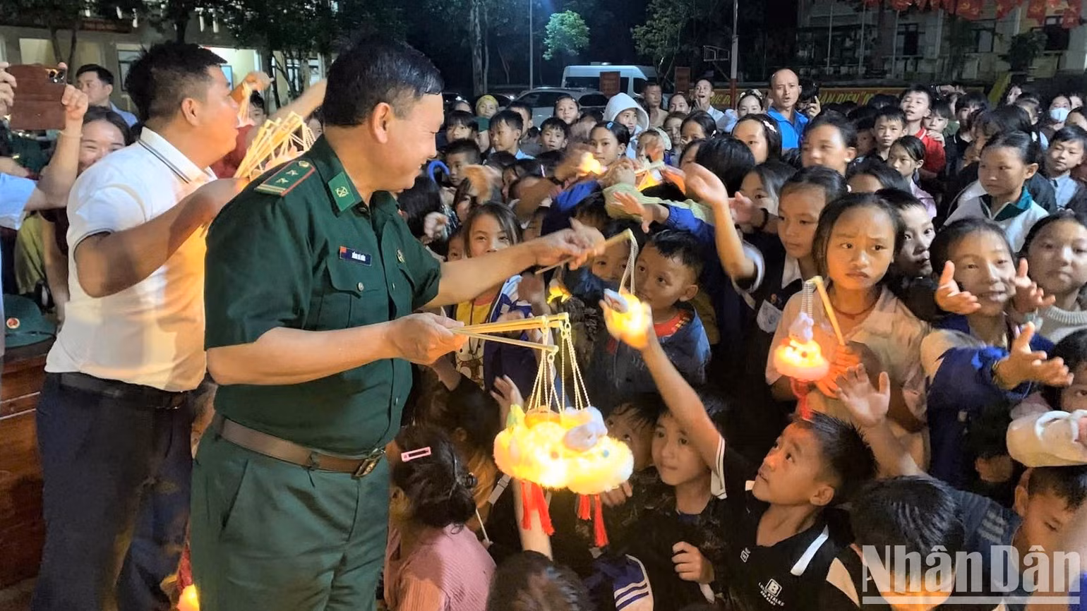 Le poste de garde-frontière de la commune de Nam Can a coopéré avec la Croix-Rouge de la province de Nghe An, l’Association de protection des droits de l’enfant et de soutien aux personnes handicapées de la province, ainsi qu’avec plusieurs donateurs, pour organiser la fête de la Mi-automne à l’intention des enfants de la localité. Photo : NDEL