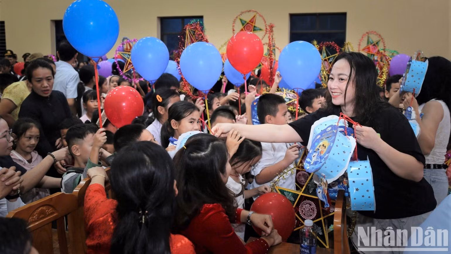 Le Club de la presse de la province de Nghe An a organisé le programme « Une lune d’amour », apportant des cadeaux pour la fête de la Mi-automne et remettant des bourses d’études à plusieurs centaines d’enfants et d’élèves en situation difficile de la commune frontalière de Mon Son. Photo : NDEL