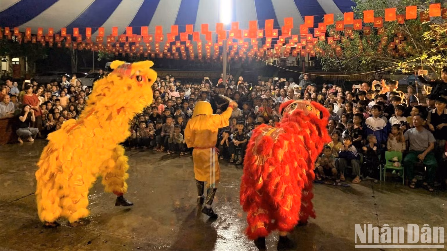 Les enfants des régions montagneuses assistent avec enthousiasme au spectacle de danse du lion et du dragon. Photo : NDEL