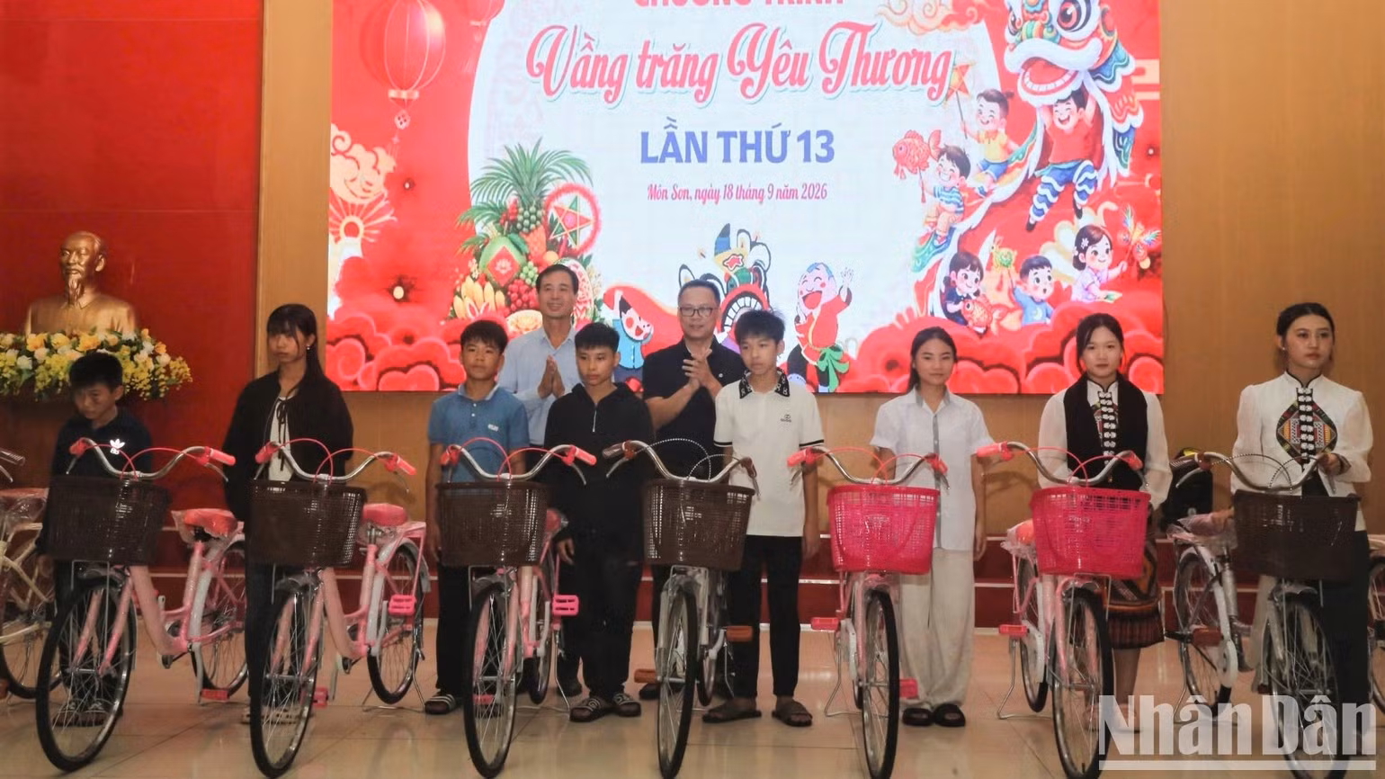 Remise des cadeaux aux enfants en situation difficile dans la commune frontalière de Mon Son (province de Nghe An), à l'occasion de la fête de la Mi-automne. Photo : NDEL