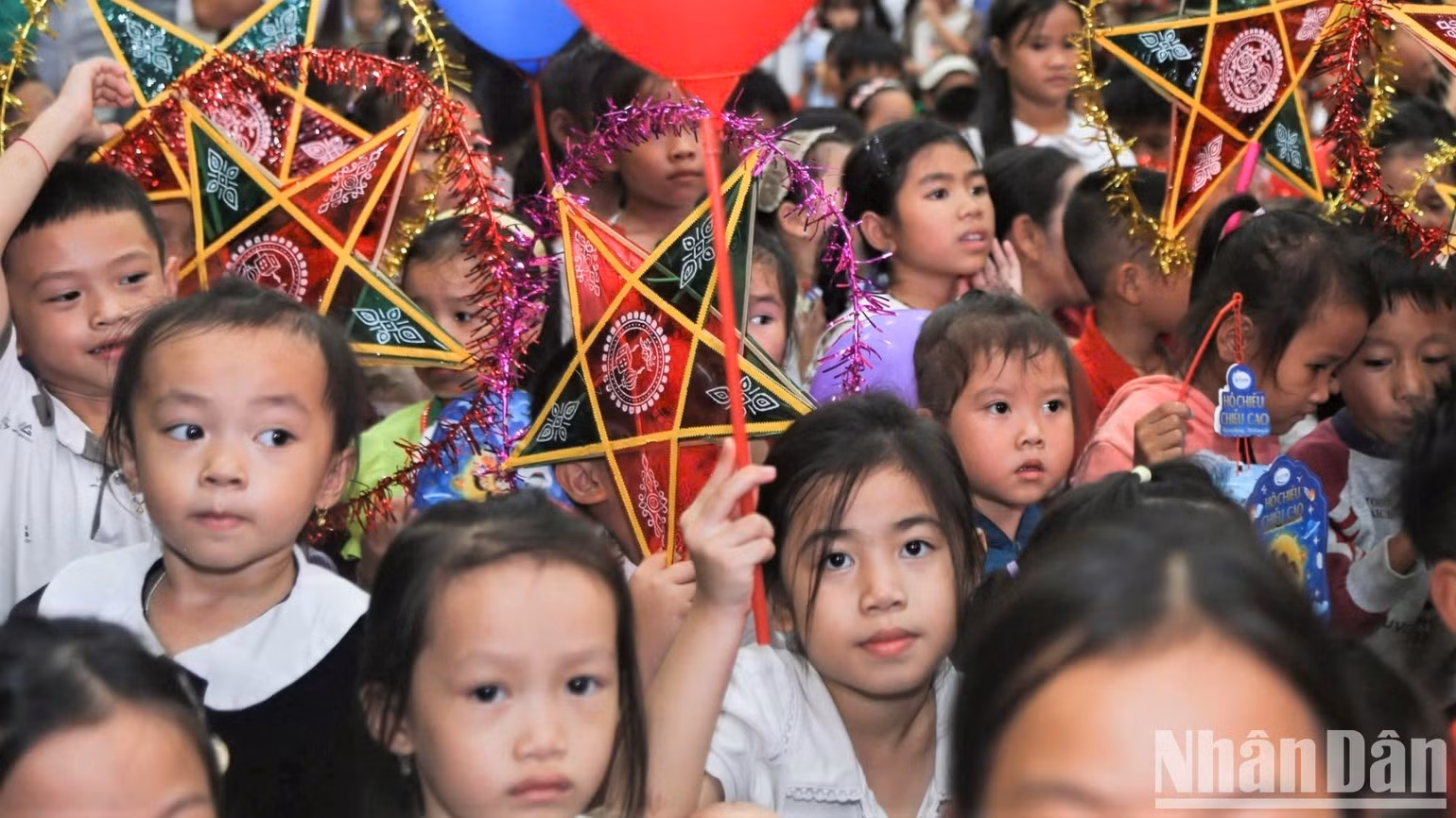 Les enfants participent avec enthousiasme aux festivités de la Mi-automne. Photo : NDEL