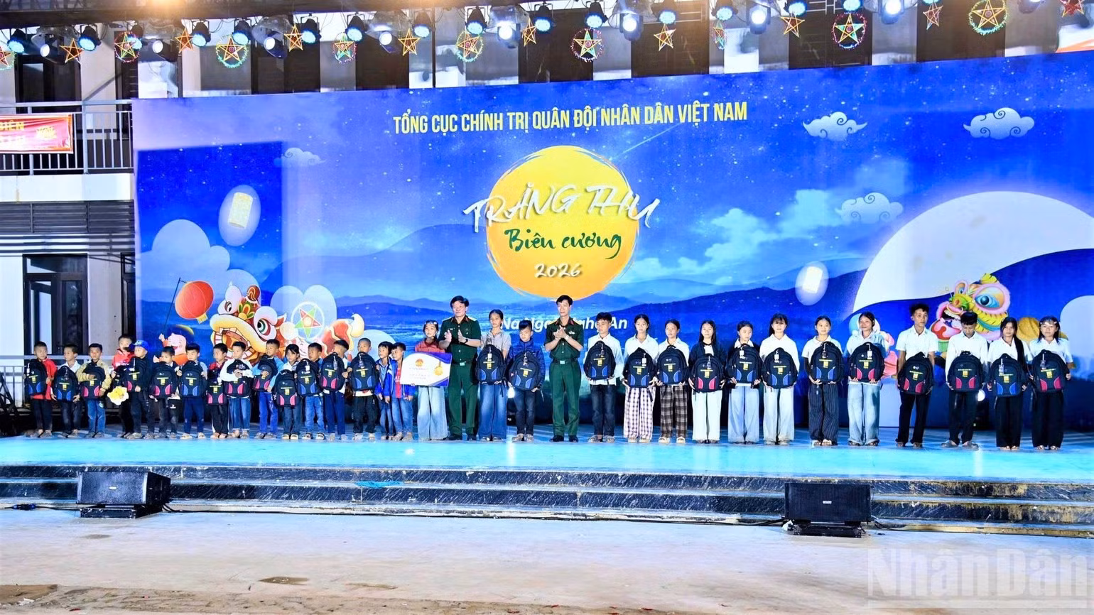 Le programme « Fête de la pleine lune aux frontières 2026 » dans la commune frontalière de Na Ngoi, province de Nghe An, est placé sous les auspices du Département général de la politique de l’Armée populaire du Vietnam Photo : NDEL