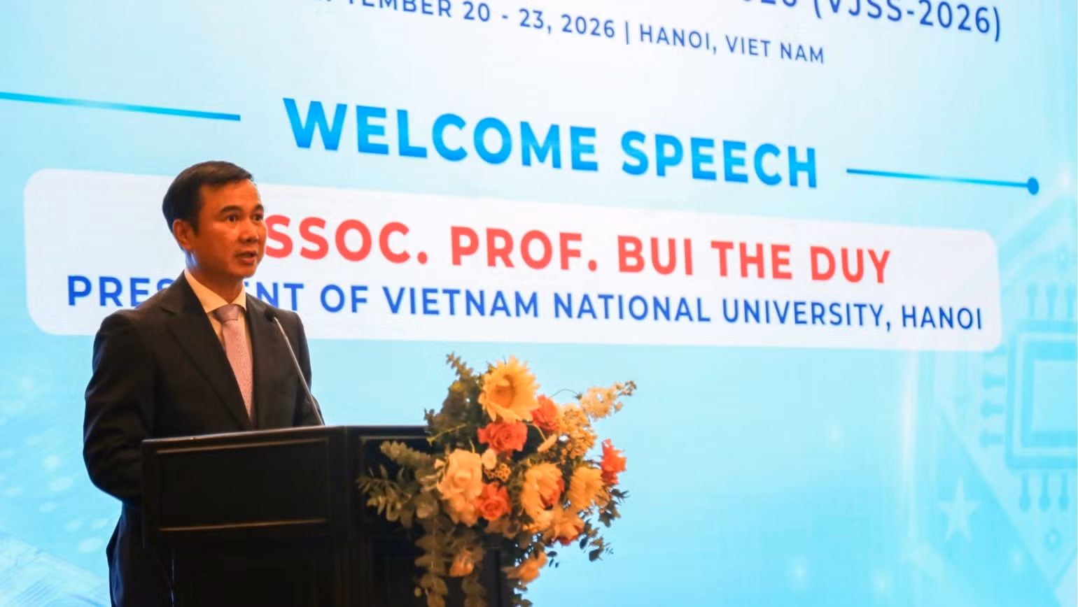 Le professeur associé Bui The Duy, directeur de l’Université nationale de Hanoï. Photo : VJSS